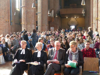 Mehr als 700 Freiwillige kamen zum Begrüßungs-Gottesdienst in Hannover.