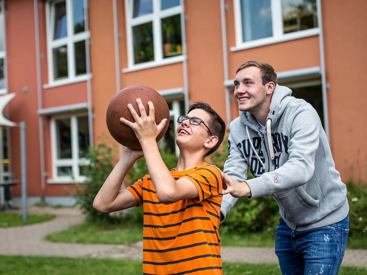 Freiwilliger in der Arbeit mit Kindern