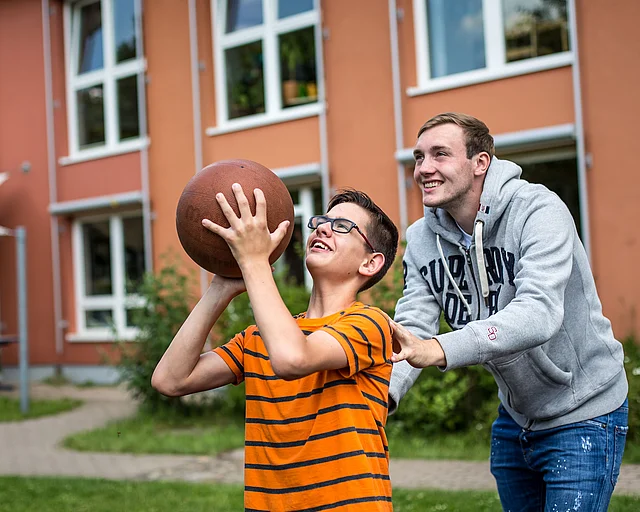 Freiwilliger in der Arbeit mit Kindern