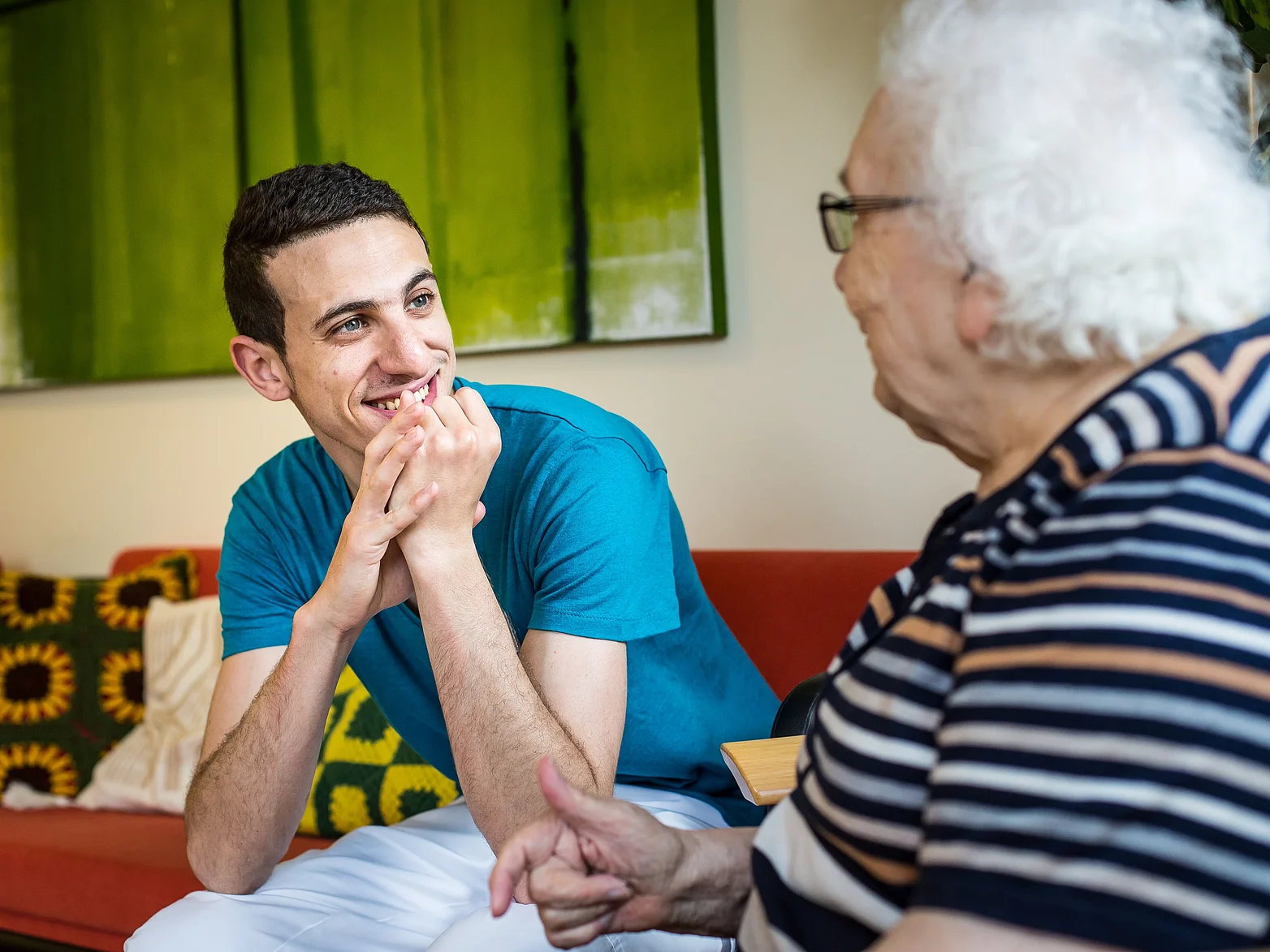 Freiwilliger in der Arbeit mit Senior*innen