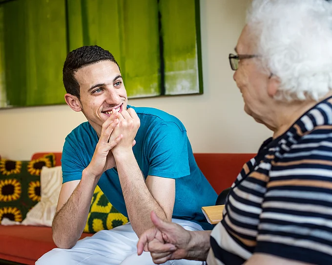 Freiwilliger in der Arbeit mit Senior*innen Freiwilliger in der Arbeit mit Senior*innen