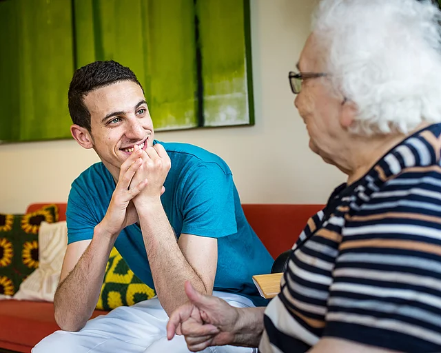 Freiwilliger in der Arbeit mit Senior*innen