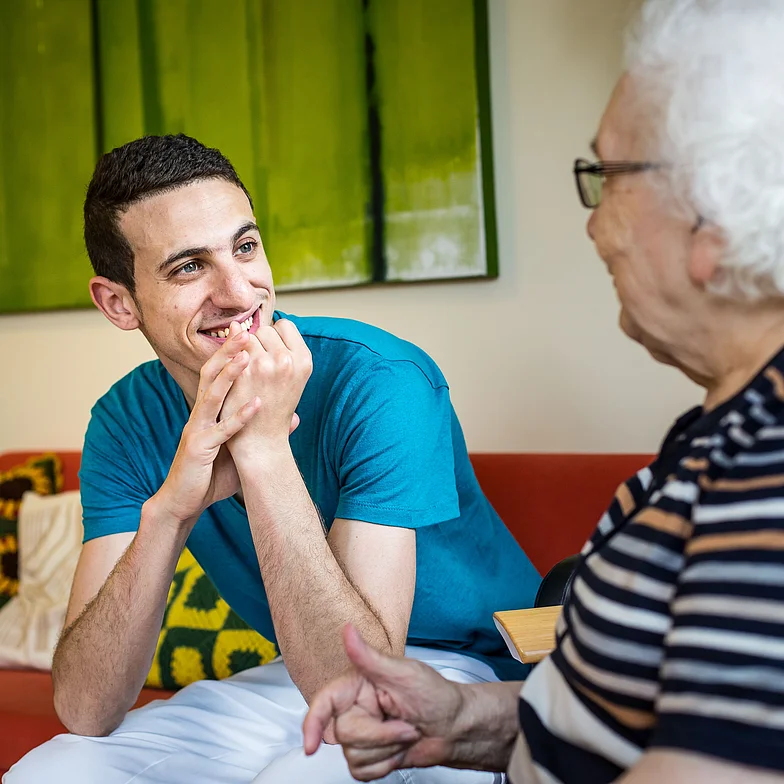 Freiwilliger in der Arbeit mit Senior*innen