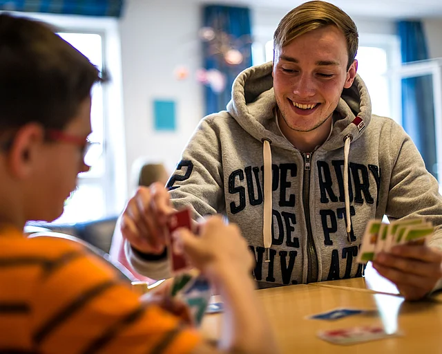 Freiwilliger in der Arbeit mit Kindern