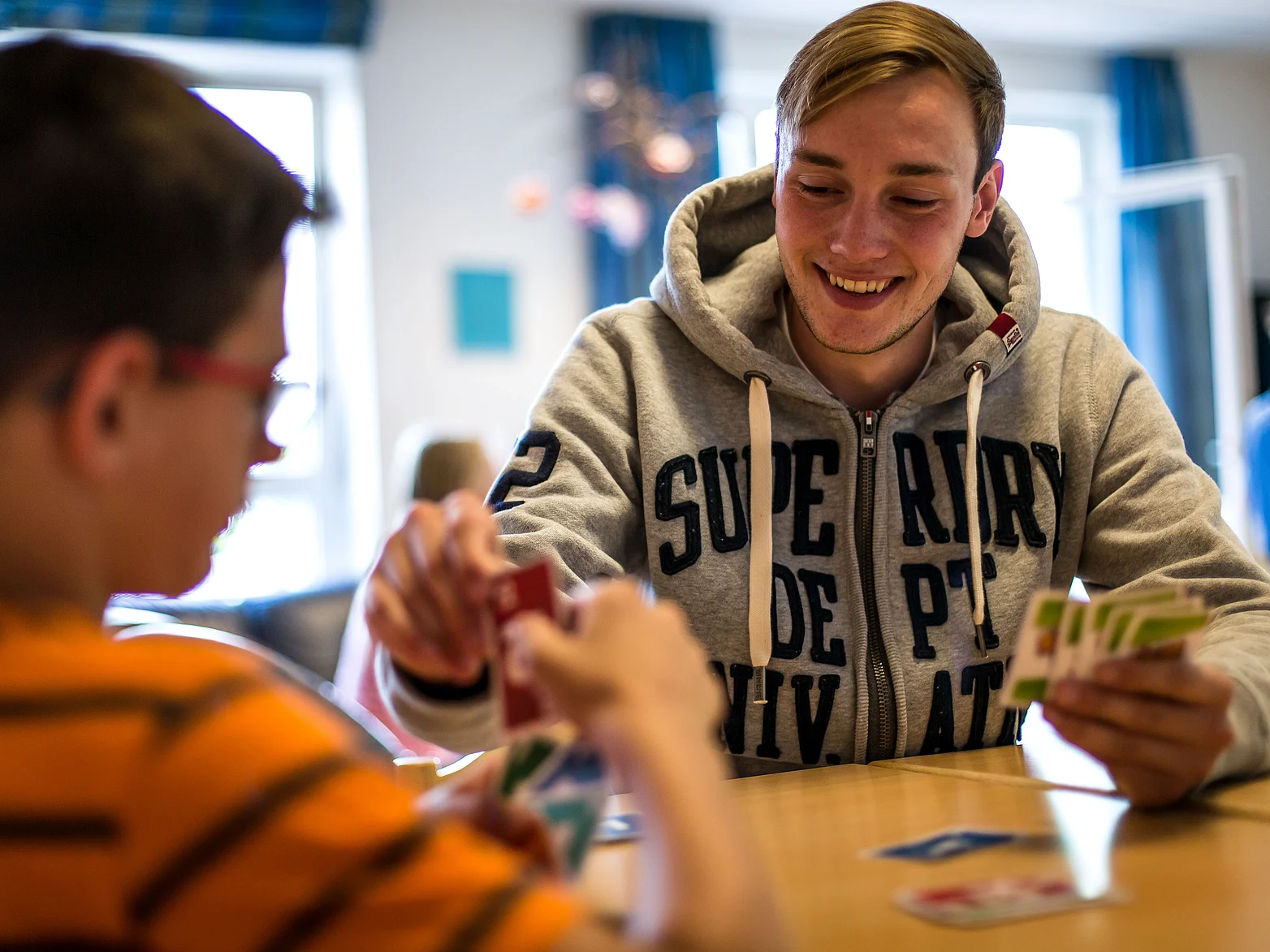 Freiwilliger in der Arbeit mit Kindern