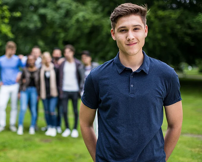 Freiwilliger vor Gruppe