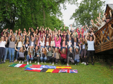 Freiwillige des Diakonischen Jahr im Ausland (DJiA) die in den kommenden Wochen für ihren Freiwilligendienst ins Ausland reisen
