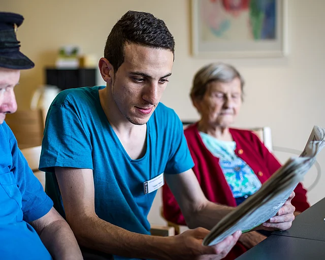 Freiwilliger in der Arbeit mit Senior*innen